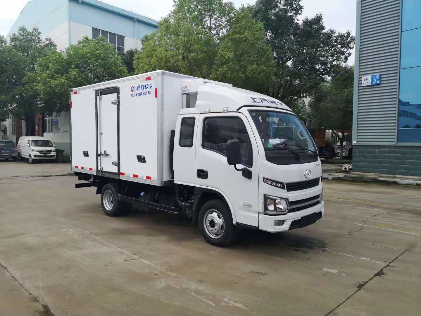 躍進福運S80柴油排半冷藏車