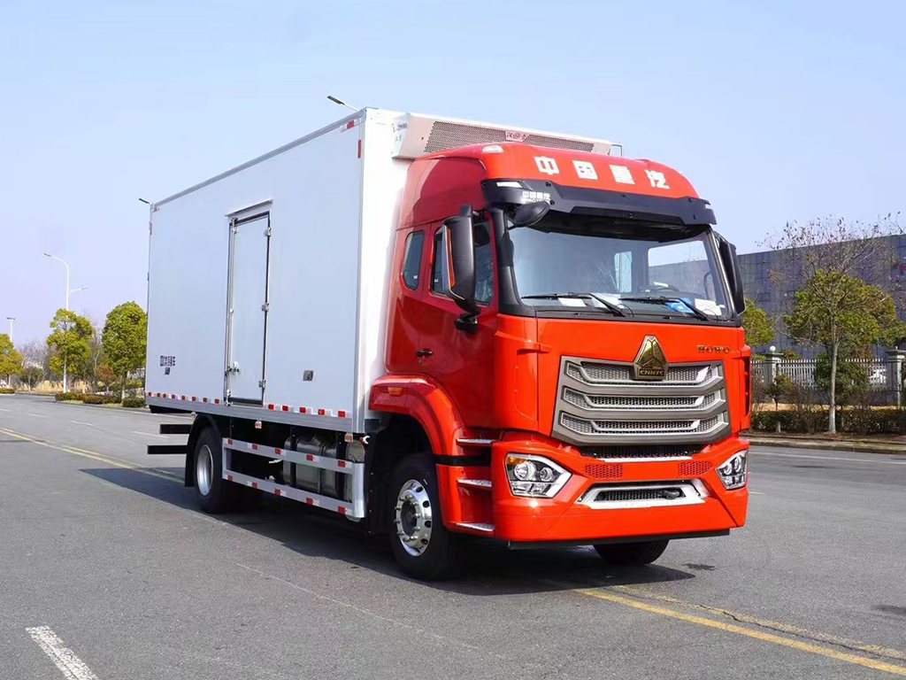 重汽豪沃 NX5W冷藏車6.8米冷藏車